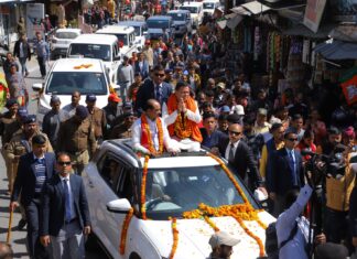मुख्यमंत्री पुष्कर सिंह धामी और सांसद अजय टम्टा भी रैली में हुए शामिल, खुली जीप में बैठकर किया जनता का अभिवादन।