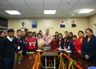 मुख्यमंत्री पुष्कर सिंह धामी ने ‘आत्मनिर्भर टिहरी की संकल्पना’ विषय पर प्रतिभाशाली स्कूली छात्र-छात्राओं एवं बाल विधायकों के साथ संवाद किया।