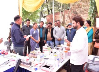 237 पत्रकार व उनके परिजनों ने लिया स्वास्थ्य शिविर का लाभ भागदोड़ की जिंदगी में पत्रकार नहीं रख पाते स्वास्थ्य का ध्यान: रेखा आर्या