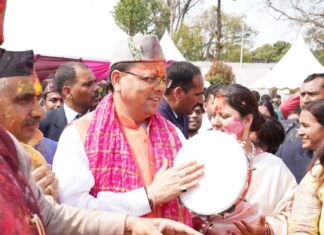 मुख्यमंत्री ने सभी से मिलकर दी होली की शुभकामना। उमंग एवं आपसी सौहार्द के पर्व को आपसी सद्भाव एवं भाईचारे के साथ मनाने की सभी से की अपील।