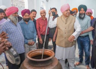 रात के समय दूधिया रोशनी में देखते ही बन रही श्री दरबार साहिब की आभा