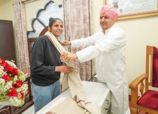 जिलाधिकारी सोनिका ने महाराज जी से भेंट की व आशीर्वाद लिया श्री झण्डा जी मेला आयोजन समिति ने पूरी की तैयारियां