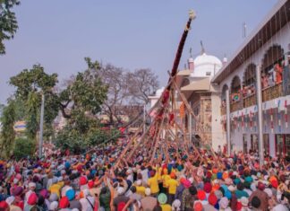आस्था के महाकुंभ का साक्षी बनने को उमड़ा भारी जन सैलाब श्री गुरु राम राय जी महाराज व श्रीमहंत देवेन्द्र दास जी महाराज के जयकारों से गूंजी द्रोणनगरी