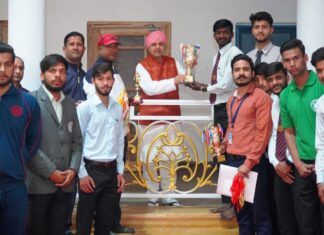 एसजीआरआर विश्वविद्यालय की क्रिकेट टीम ने राज्य स्तरीय क्रिकेट प्रतियोगिता का फाइनल जीता विश्वविद्यालय के कुलाधिपति श्रीमहंत देवेन्द्र दास जी महाराज ने विजेता टीम के खिलाड़ियों को बधाई दी व सम्मानित किया।