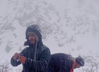 आजकल केदारनाथ धाम में मौसम खराब होने और भारी बर्फवारी होने के कारण भी श्रमिकों को कार्य करने में कठिनाई हो रही है लेकिन इसके बावजूद भी श्रमिक बर्फ हटाने एवं व्यवस्थाओं को दुरस्त करने में लगे हुए हे..