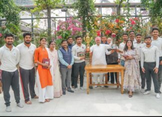 श्री दरबार साहिब में श्रीमहंत देवेन्द्र दास जी महाराज ने प्रत्येक खिलाड़ी को नकद पुरस्कार, उपहार, स्मृति चिन्ह व प्रशस्ति पत्र देकर किया सम्मानित