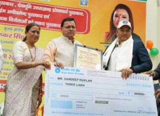 मुख्यमंत्री पुष्कर सिंह धामी ने देहरादून परेड ग्राउण्ड में खेल विभाग द्वारा आयोजित साल 2019-20 के लिए बैडमिन्टन खिलाड़ी लक्ष्य सेन, साल 2020-21 के लिए एथलेटिक्स खिलाड़ी चन्दन सिंह को देवभूमि उत्तराखण्ड खेल रत्न पुरस्कार से सम्मानित किया।