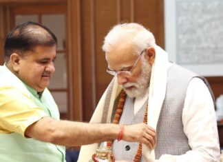 भट्ट ने केदारनाथ की माला , बद्रीनाथ के अंगवस्त्र एवं देवप्रयाग का गंगाजल भेंट कर प्रधानमंत्री को दिया चारधाम यात्रा का आमंत्रण !