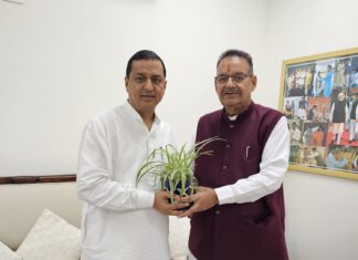 मंत्री जोशी ने सांसद बलूनी को उत्तराखण्ड में चल रहे विकास कार्यों एवं जनकल्याणकारी योजनाओं की जानकारी दी तथा केंद्र से प्राप्त हो रहे सहयोग के लिए उनका आभार व्यक्त किया