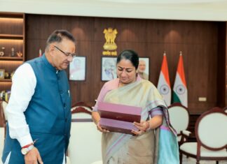 नई दिल्ली में मुख्यमंत्री रेखा गुप्ता से की शिष्टाचार भेंट करते कैबिनेट मंत्री गणेश जोशी, देवभूमि उत्तराखण्ड आने का दिया निमंत्रण