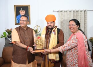 मंत्री जोशी ने सम्मान स्वरूप श्रीगणेश जी की मूर्ति भेंट की