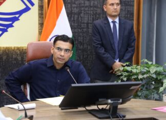 जिलाधिकारी सविन बंसल ने चिकित्सालय में हेल्प डेस्क को और अधिक प्रभावी बनाने के निर्देश दिए”