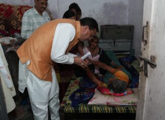 खटीमा में संवेदनशील दिखे मुख्यमंत्री धामी, शोक संतप्त परिवारों से मिलकर जताई संवेदना