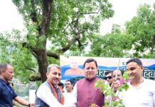 मुख्यमंत्री धामी ने अपनी माता बिसना देवी के नाम लगाया पौधा, ‘एक पेड़ मां के नाम’ अभियान को दी मजबूती