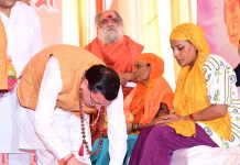 सीएम धामी ने कांवड़ियों का चरण प्रक्षालन कर जीता दिल, आस्था के साथ सेवा का दिया संदेश