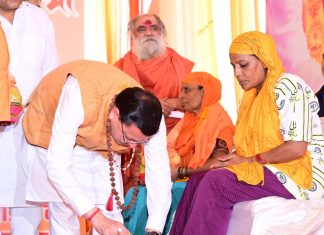 सीएम धामी ने कांवड़ियों का चरण प्रक्षालन कर जीता दिल, आस्था के साथ सेवा का दिया संदेश