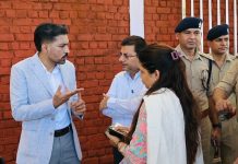 जिलाधिकारी ने पुलिस परेड एवं सलामी कार्यक्रम की तैयारियों की जानकारी लेते हुए निर्धारित समय-सारिणी के अनुसार कार्यक्रम को व्यवस्थित एवं गरिमापूर्ण ढंग से संचालित करने के निर्देश दिए