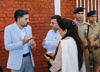 जिलाधिकारी ने पुलिस परेड एवं सलामी कार्यक्रम की तैयारियों की जानकारी लेते हुए निर्धारित समय-सारिणी के अनुसार कार्यक्रम को व्यवस्थित एवं गरिमापूर्ण ढंग से संचालित करने के निर्देश दिए