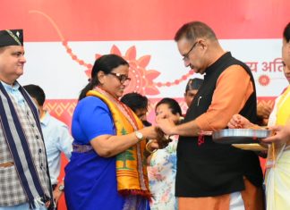 मसूरी में धूमधाम से मनाया गया रक्षाबंधन समारोह, हजारों बहनों ने मंत्री गणेश जोशी की कलाई पर बांधा रक्षा सूत्र