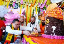 मुख्यमंत्री धामी ने टपकेश्वर महादेव से मांगी प्रदेशवासियों की सुख-समृद्धि और खुशहाली