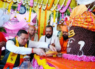 मुख्यमंत्री धामी ने टपकेश्वर महादेव से मांगी प्रदेशवासियों की सुख-समृद्धि और खुशहाली