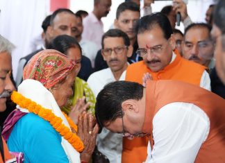 मुख्यमंत्री धामी ने शहीद राज्य आंदोलनकारियों के परिजनों को अंगवस्त्र भेंट कर सम्मानित भी किया