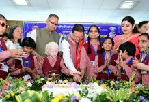 मुख्यमंत्री धामी ने अपने जन्मदिवस के अवसर पर बच्चों के साथ केक काटा, आत्मीयता से मिले और साझा की जन्म दिवस की खुशियां